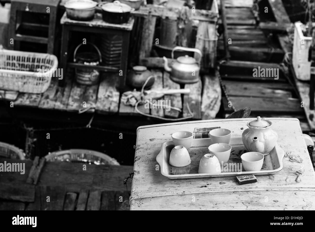 Schwarz / weiß Bild von Teekanne, Teetassen & Spiele auf einem Tablett. Stockfoto