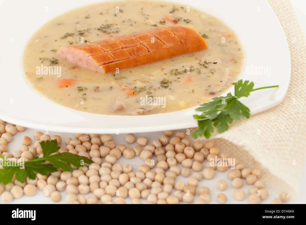 Polnische Suppe mit trockenen Erbsen auf weißem Hintergrund Stockfoto