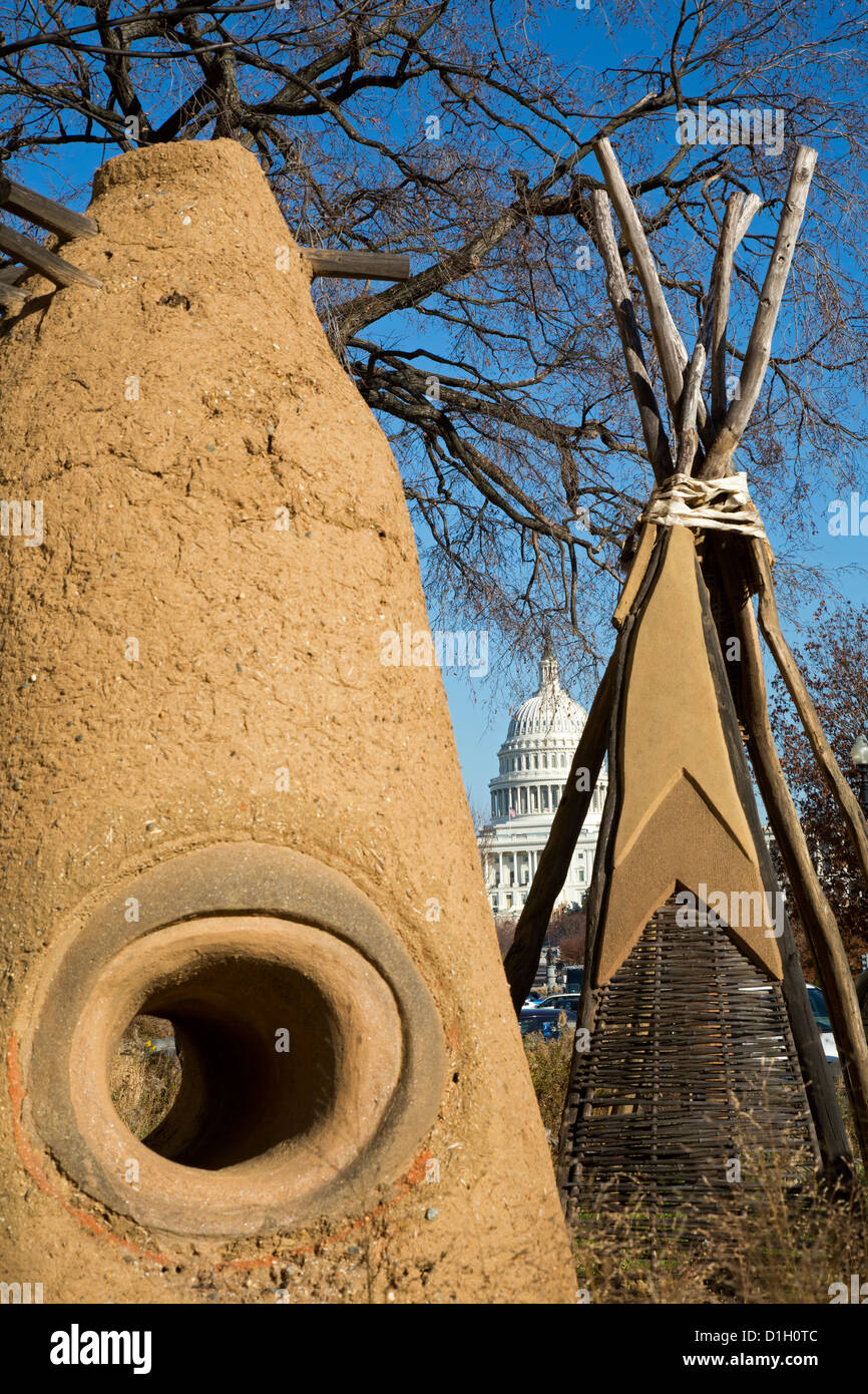 "Immer werden," eine Skulptur auf dem Gelände des National Museum of the American Indian in der Nähe des Kapitols. Stockfoto