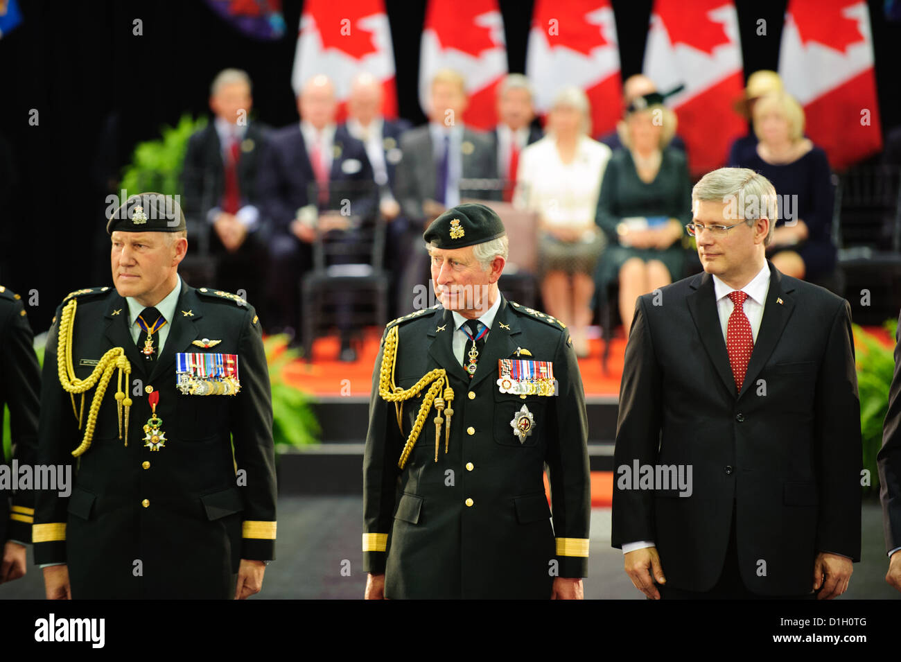 Prinz Charles und Camilla Parker-Bowles, zusammen mit Premierminister Stephen Harper wurden an die Fort York Rüstkammer im Rahmen einer c Stockfoto