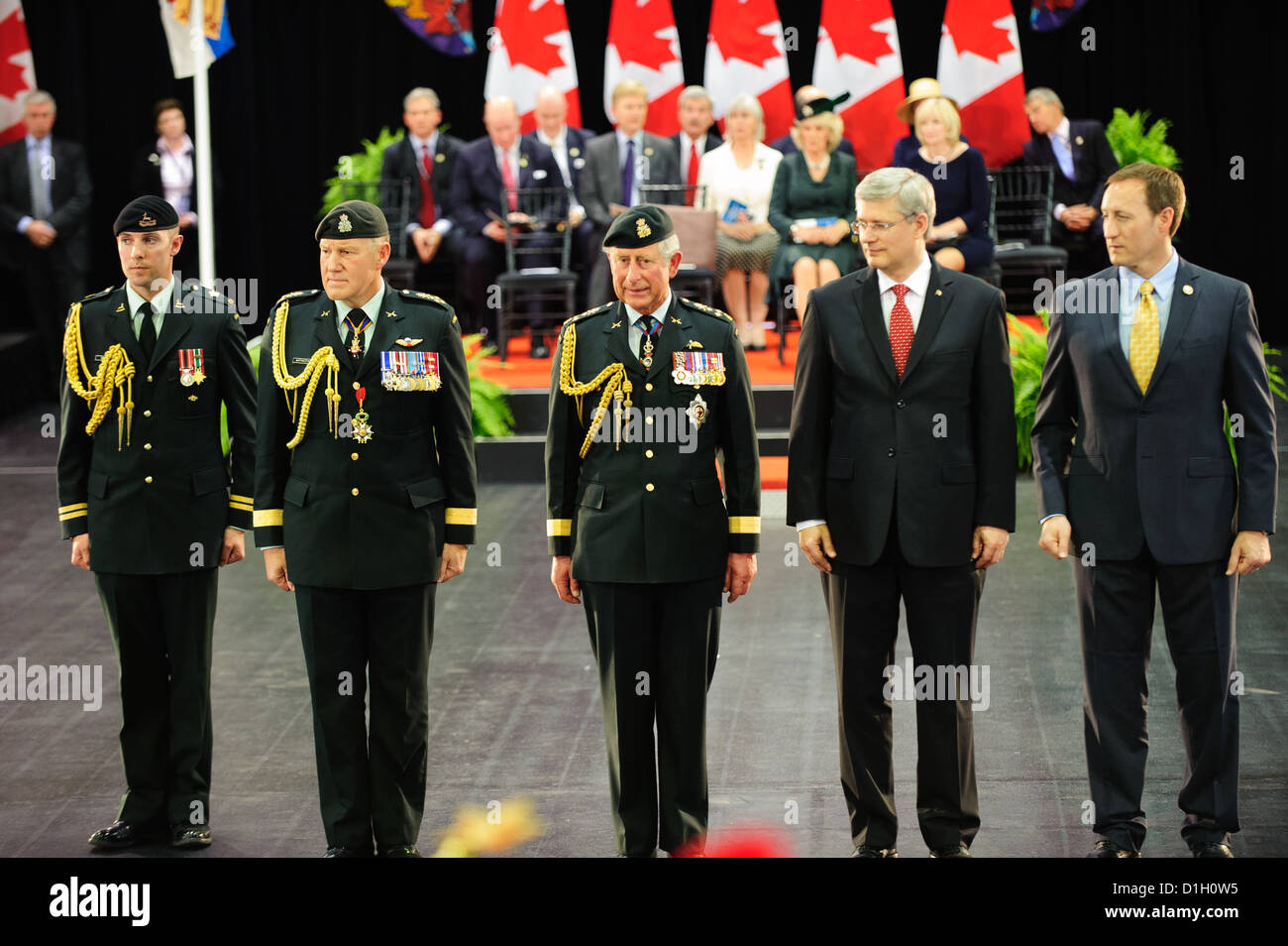 Prinz Charles und Camilla Parker-Bowles, zusammen mit Premierminister Stephen Harper wurden an die Fort York Rüstkammer im Rahmen einer c Stockfoto