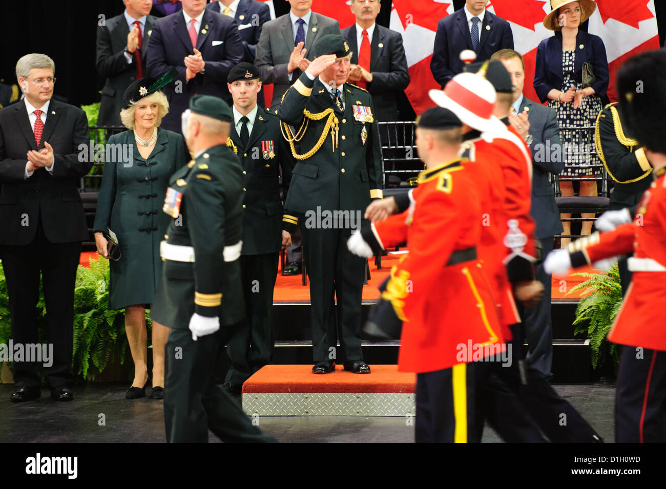 Prinz Charles und Camilla Parker-Bowles, zusammen mit Premierminister Stephen Harper wurden an die Fort York Rüstkammer im Rahmen einer c Stockfoto