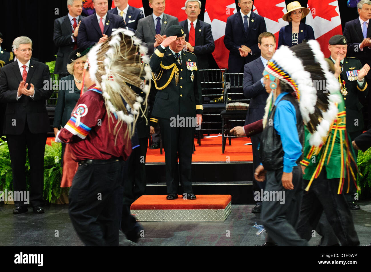 Prinz Charles und Camilla Parker-Bowles, zusammen mit Premierminister Stephen Harper wurden an die Fort York Rüstkammer im Rahmen einer c Stockfoto