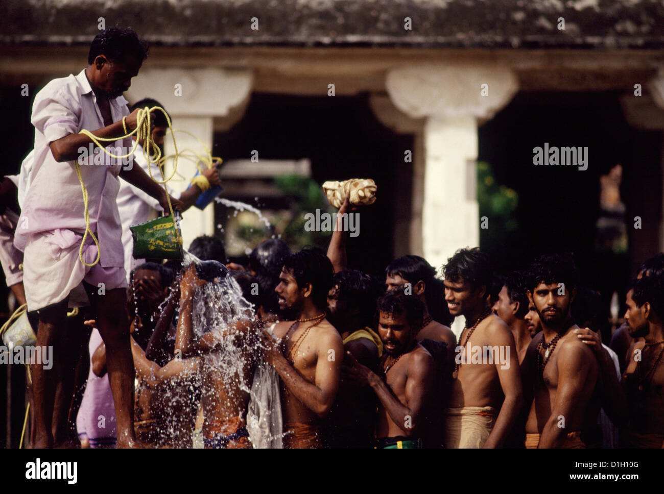 Indische Anhänger während Ritual Baden im Ramanathaswamy-Tempel in Rameshwaram Süd-Indien Stockfoto