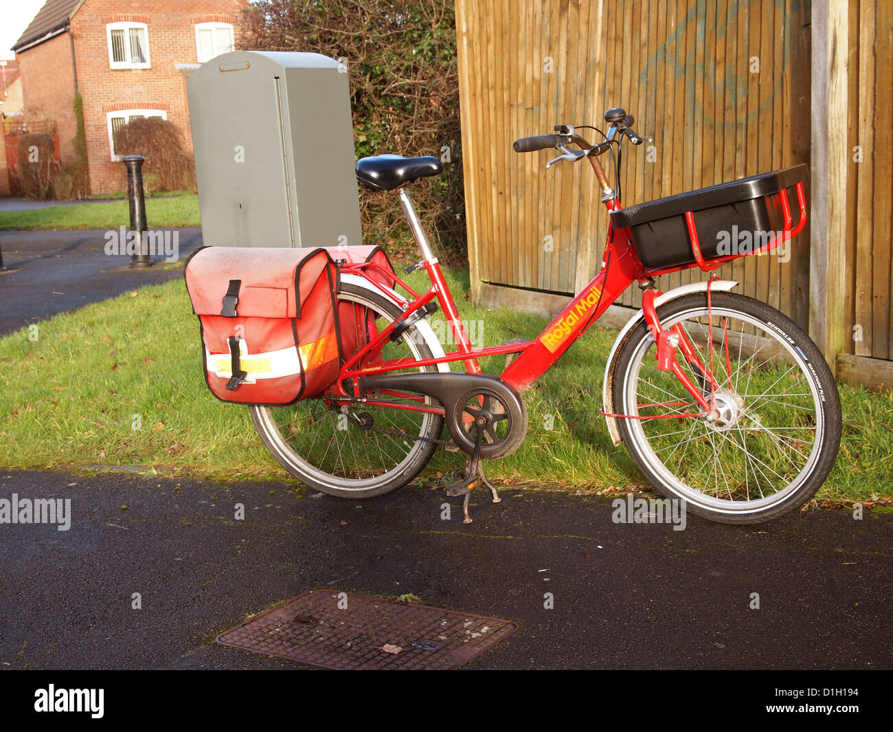 Dezember 2012 - Ein gut verwendetes Unisex-Fahrrad für Postboten in Bradley Stoke, Bristol, Stockfoto