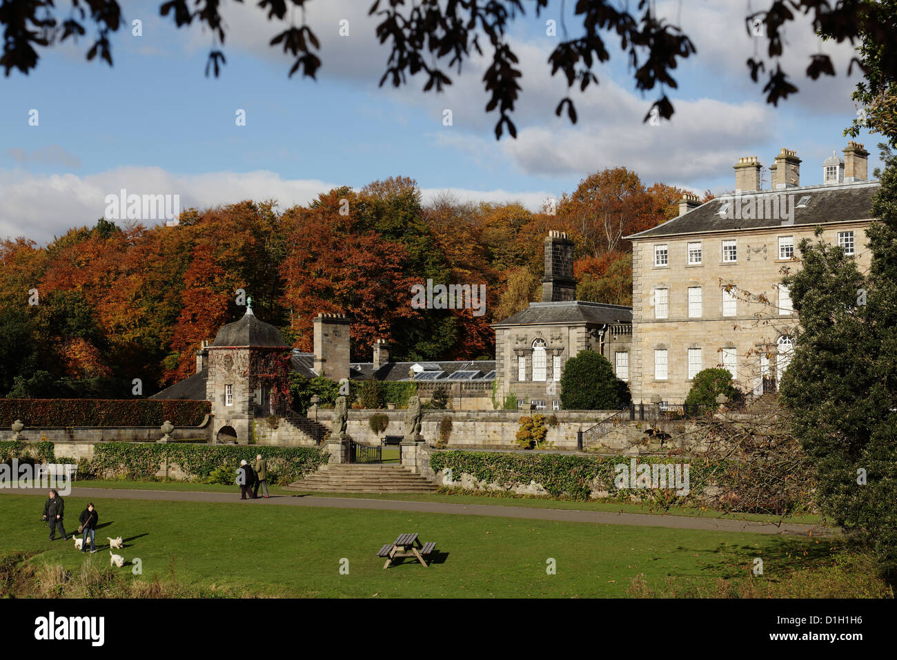 Herbst im Pollok House, das vom National Trust for Scotland im Pollok Country Park, Glasgow, Schottland, Großbritannien, betrieben wird Stockfoto
