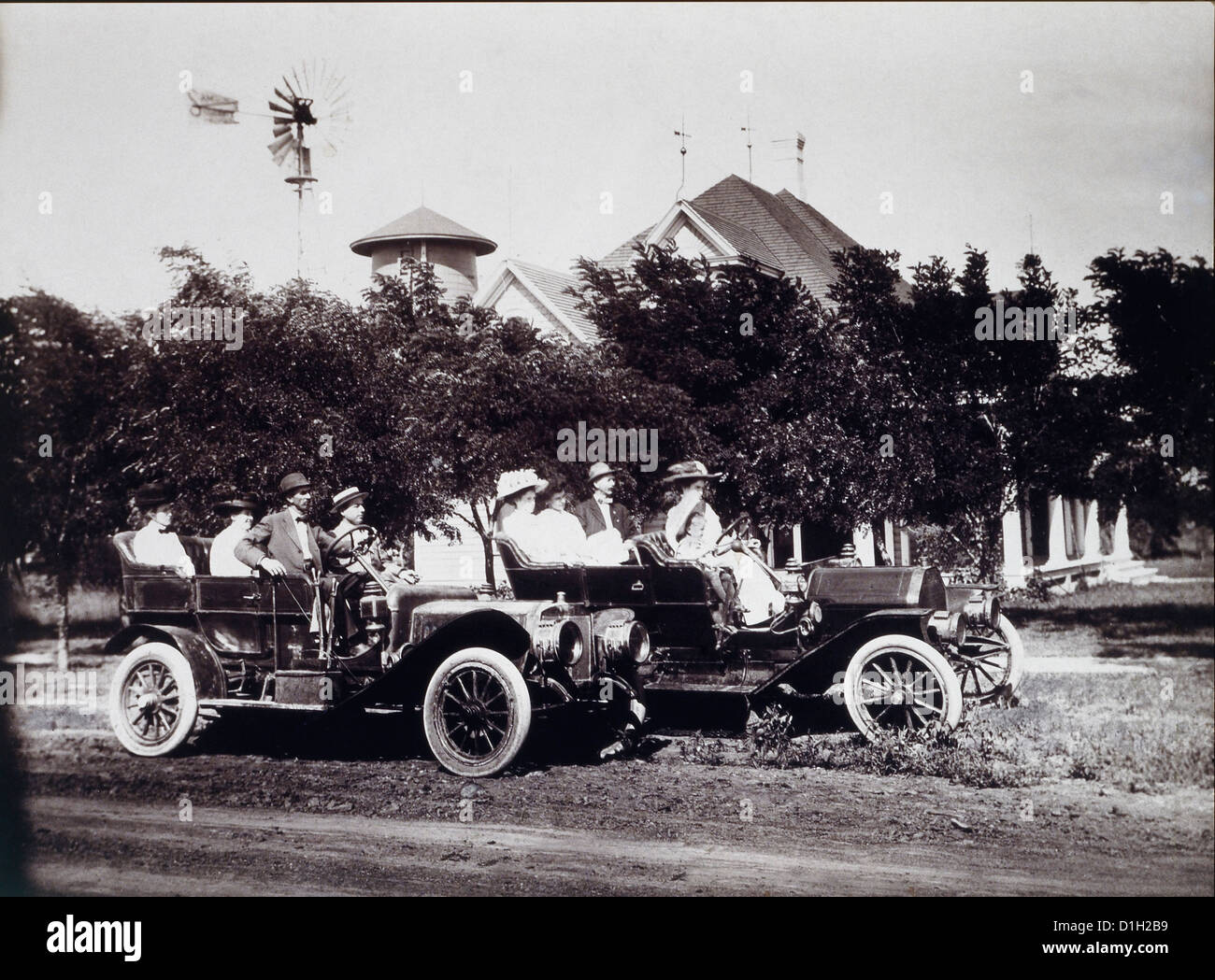 Gruppe von Menschen in zwei Tourenwagen, ca. 1908 Stockfoto