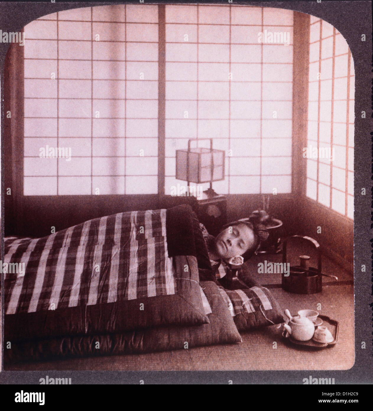 Junge Japanerin schlafen zwischen Futons, Stereo-Fotografie, 1904 Stockfoto