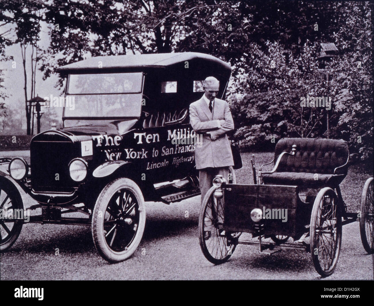 Henry Ford mit seinem ersten Auto, das vierrädrige und zehn millionste Ford Model T, 1933 Stockfoto
