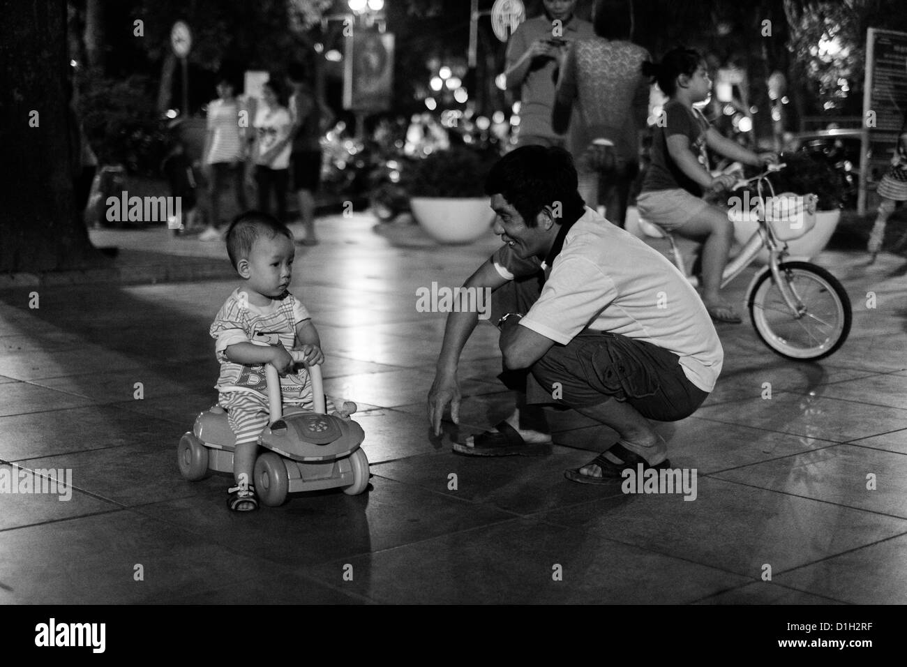Stolzer Vater mit Kind und Kinderwagen ein Spielzeug. Während der September 2012 Lunar Festival in Hanoi Vietnam Stockfoto
