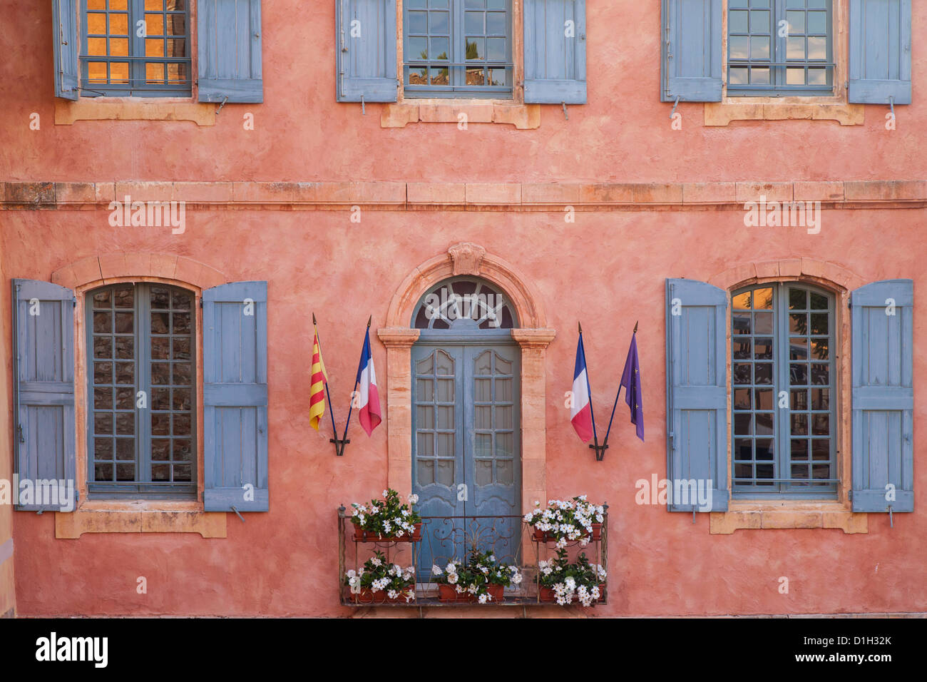 Fassade des Hotel de Ville, Roussillon, Provence Frankreich Stockfoto