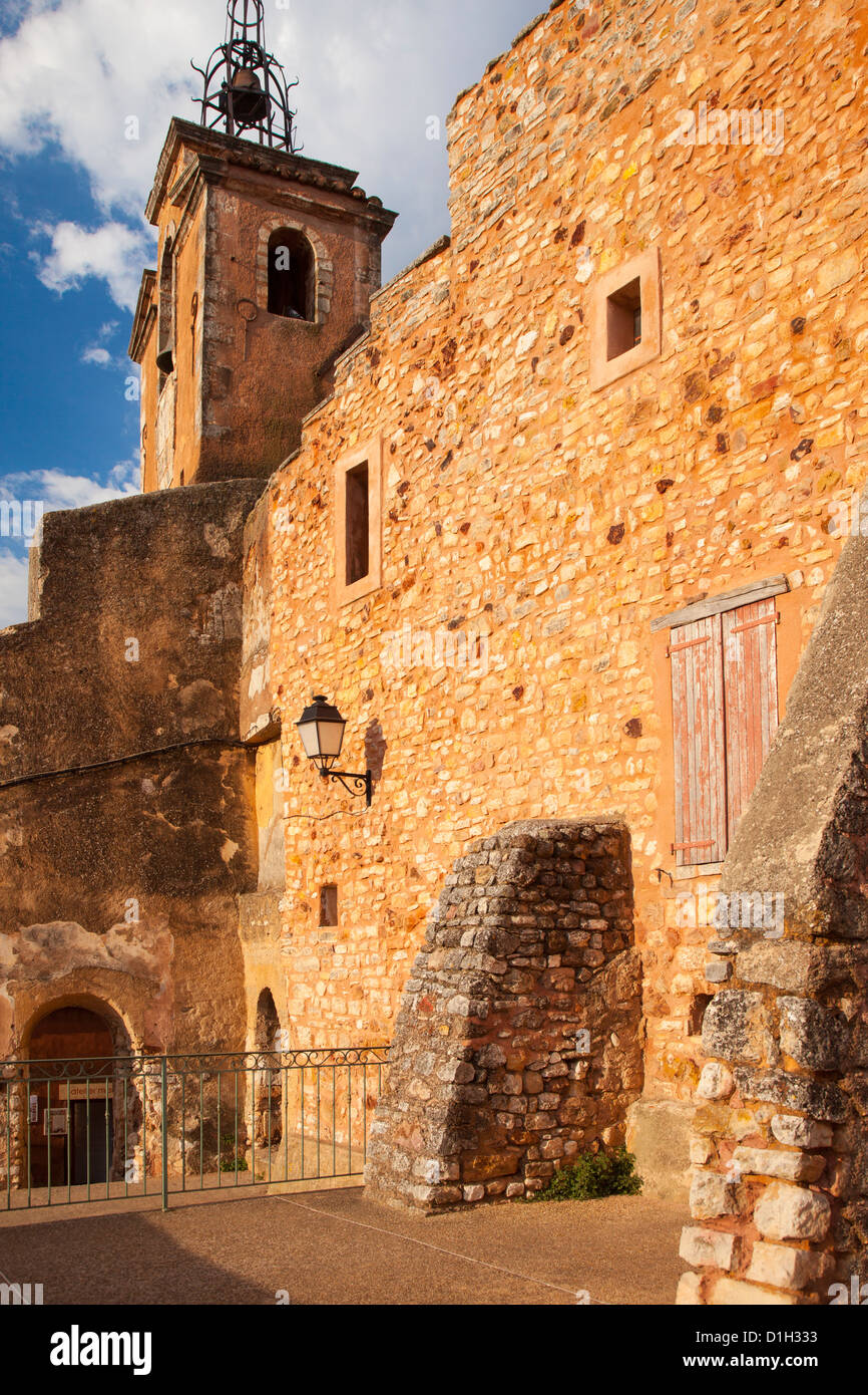 Am frühen Morgensonnenlicht auf die Kirche Saint-Michel, Roussillon, der Luberon, Provence Frankreich Stockfoto