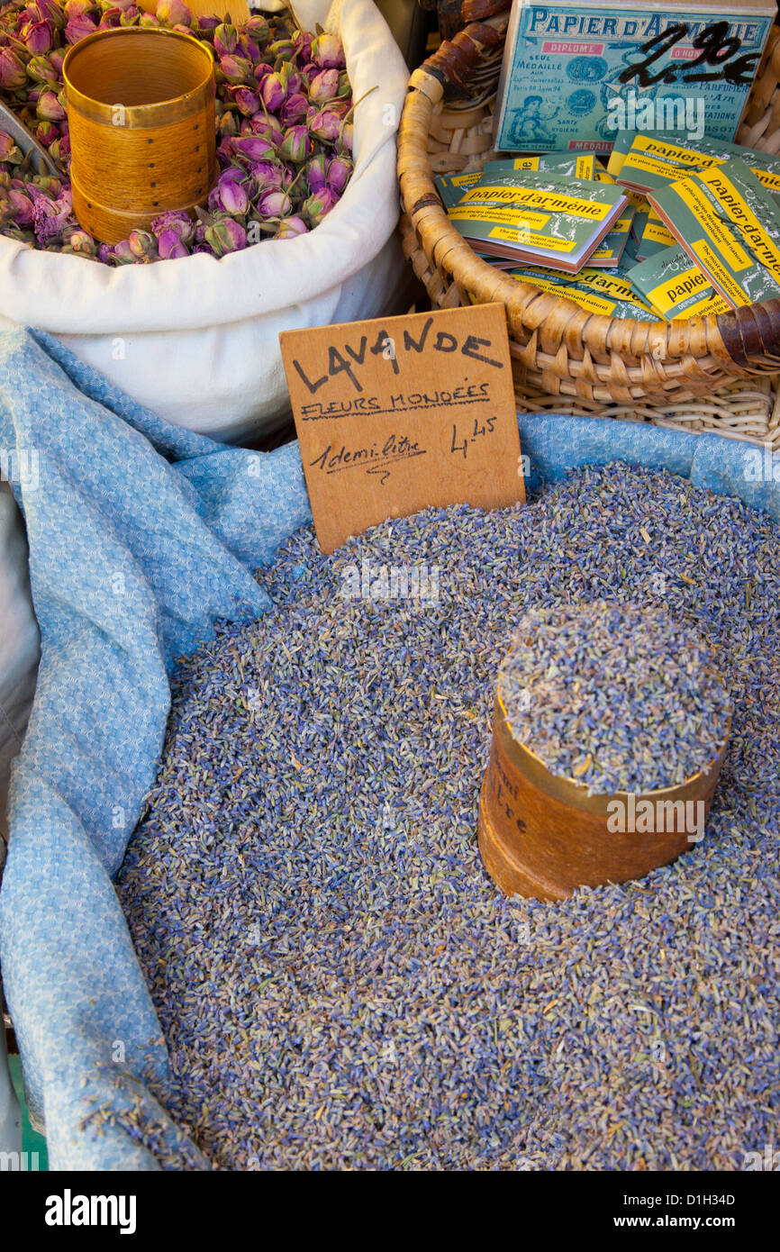 Lavendel für Verkauf am Markttag, Collioure, Languedoc-Roussillon, Frankreich Stockfoto