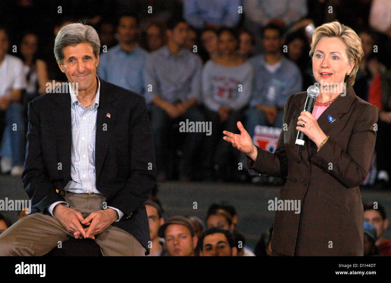 21. Dezember 2012 wurde - Washington, District Of Columbia, USA - John Kerry, der senior Senator aus Massachusetts und ehemalige Präsidentschaftskandidat im Jahr 2004 von Präsident Obama nominiert Hillary Clinton als Staatssekretär in Obamas Wiederwahl zu ersetzen. Die Nominierung ist vorbehaltlich der Bestätigung durch den Senat. Im Bild: 14. April 2004 - John Kerry für das Präsidentenamt am City College von New York In Harlem, New York City mit Hillary Clinton Kampagne. (Kredit-Bild: © Globe Photos/ZUMAPRESS.com) Stockfoto