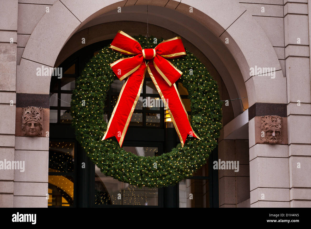 Weihnachtskranz über Kaufhaus Eingang - USA Stockfoto