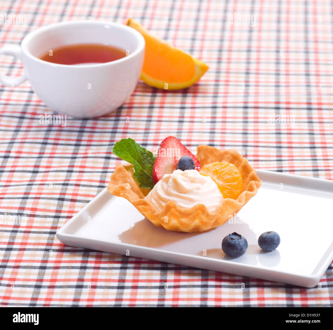 Joghurt-Cupcake topping mit Minze und Erdbeere einen großen Imbiss Stockfoto