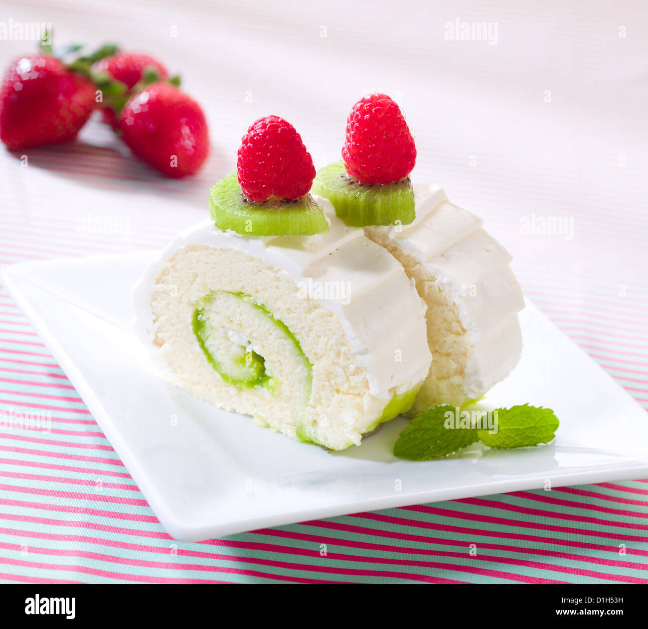 Erdbeere und Kiwi roll Käsekuchen eine leckere Torte Stockfoto