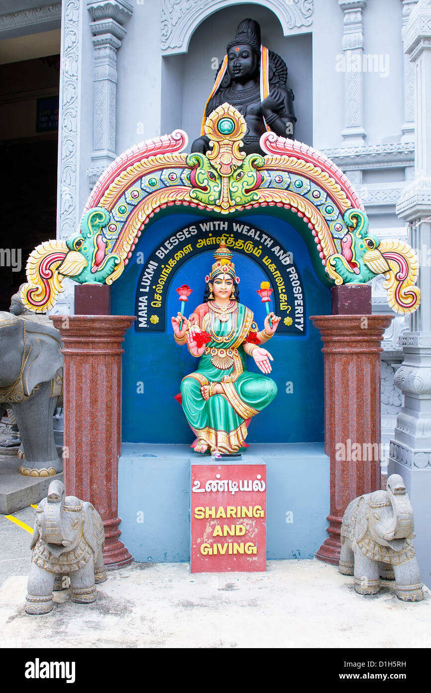 Maha Luxmi Laksmi hinduistische Göttinnenstatue vor einem Hindu-Tempel in Singapur Stockfoto