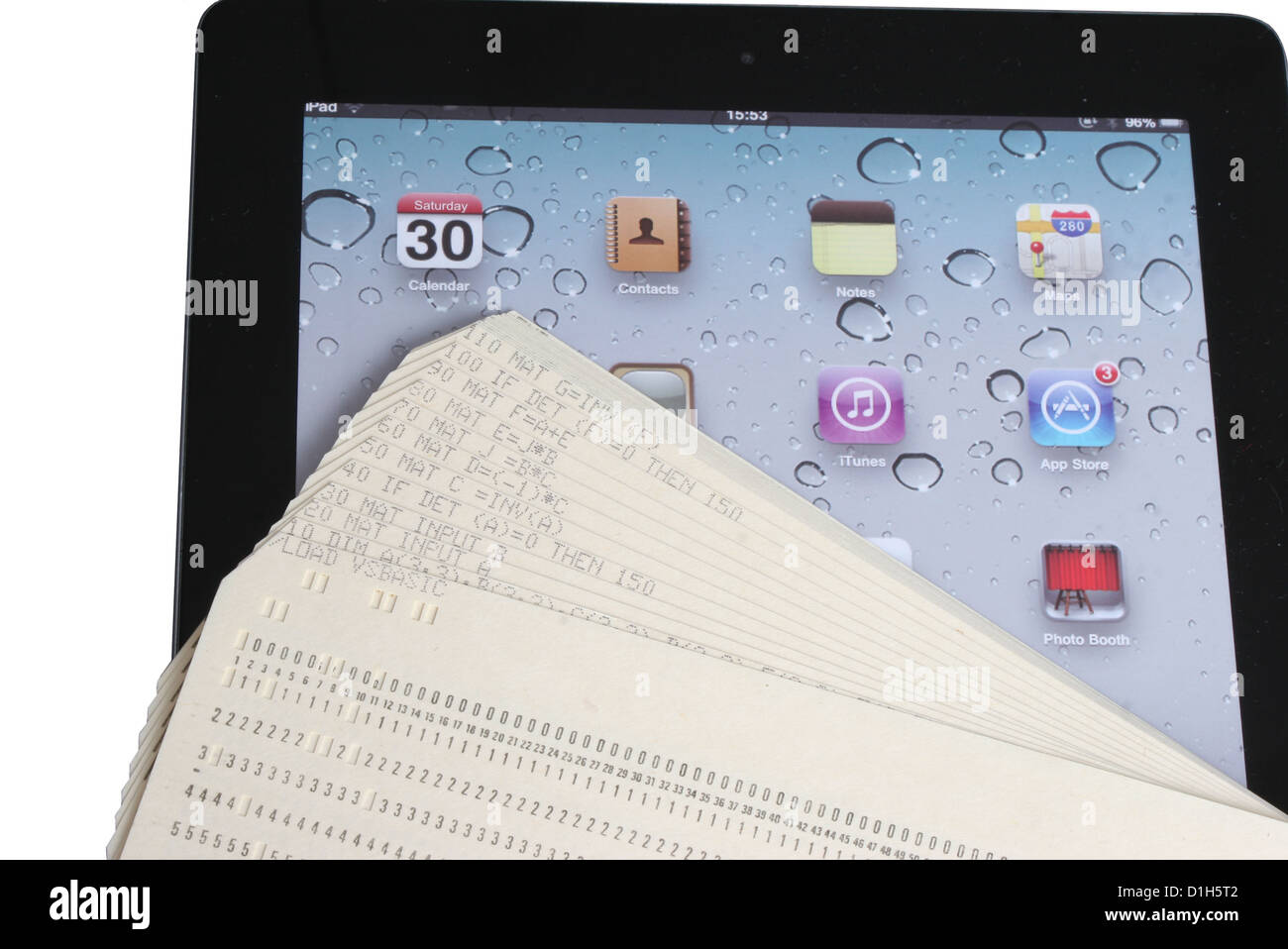 November 2012 - Alt und neu, ein alter Satz von Computer-Lochkarten aus den 1970er Jahren auf einem iPad für 2015 Stockfoto