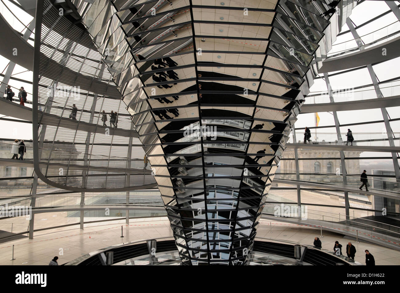 Der zentrale gespiegelten Kern der Reichstagskuppel in Berlin, von Norman Foster entworfen Stockfoto