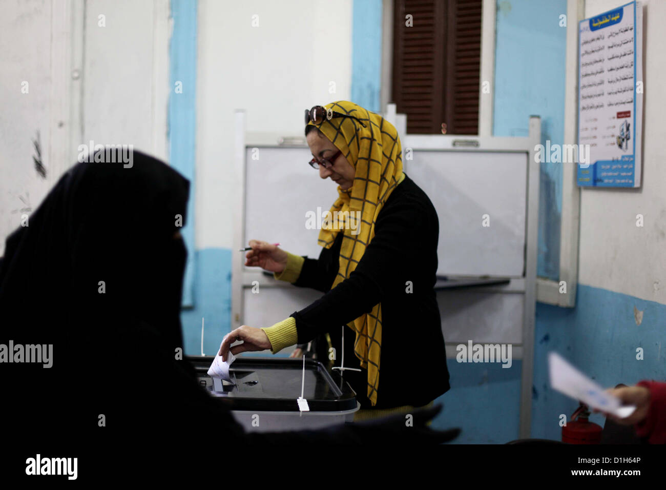 22. Dezember 2012 wirft Kairo, Kairo, Ägypten eine ägyptische Frau ihren Stimmzettel in