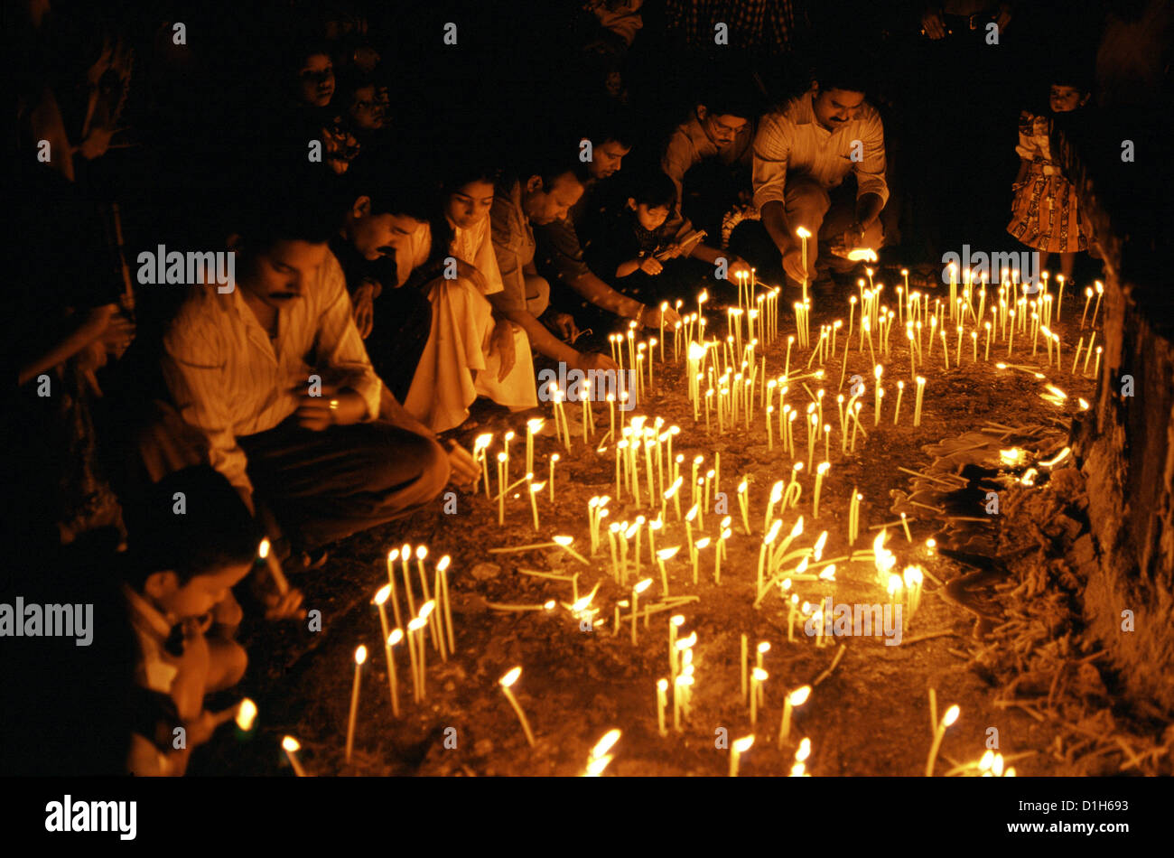 Einheimische Christen Beleuchtung Kerzen Weihnachten feiern in Panjai Goa Indien Stockfoto, Bild