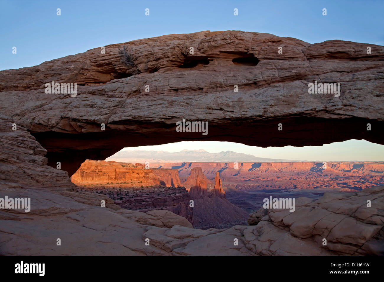 Mesa Arch und Landschaft des Canyonlands National Park, Insel im Himmel Bezirk, Moab, Utah, Vereinigte Staaten von Amerika, USA Stockfoto