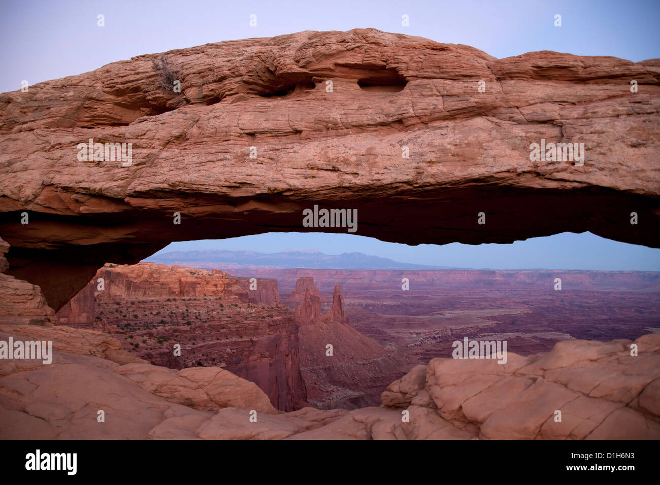 Mesa Arch und Landschaft des Canyonlands National Park, Insel im Himmel Bezirk, Moab, Utah, Vereinigte Staaten von Amerika, USA Stockfoto