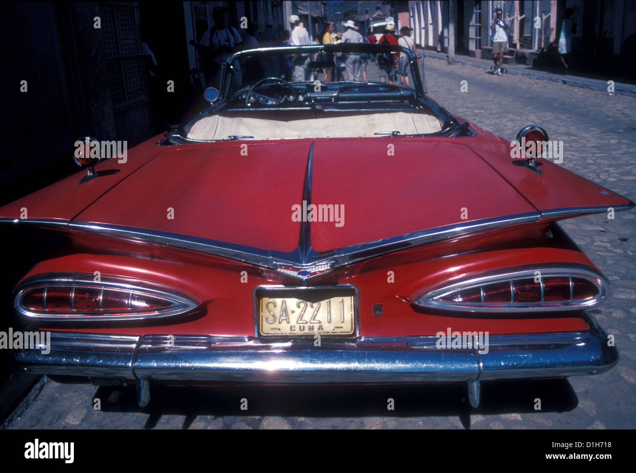 Scharlachrote Cabrio-Limousine in Havanna Kuba Stockfoto