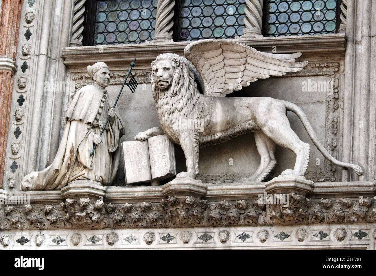 Statue des venezianischen Dogen und Löwen an der Fassade der Dogenpalast in Venedig, Italien. Stockfoto