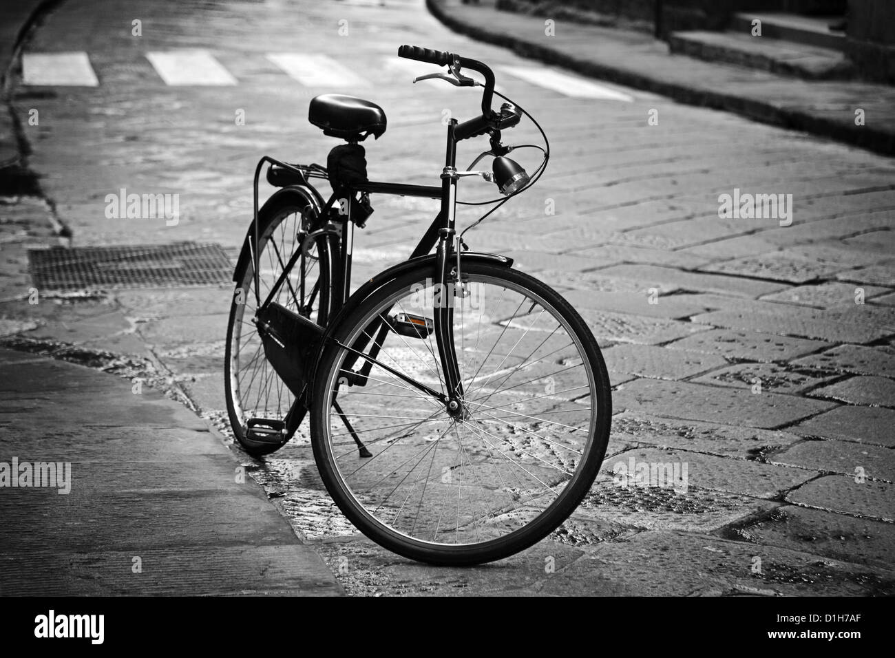Oldtimer Fahrrad auf einer alten Straße in Florenz. Toskana. Italien. Stockfoto