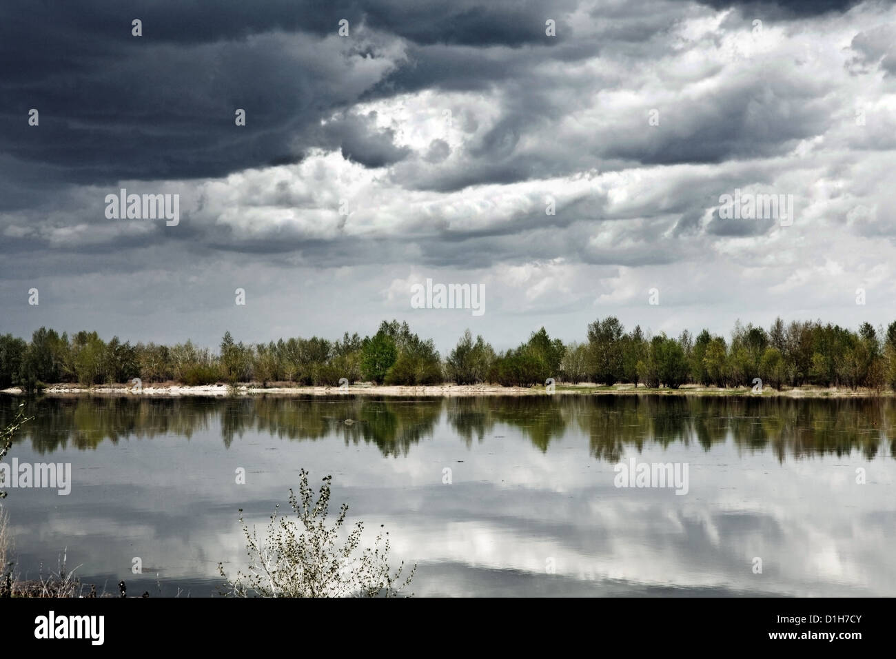 Fluss und Wolken. Frühling Landschaft. Stockfoto