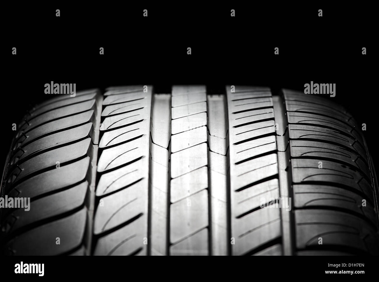 Hochleistungs-Sommer-Reifen für Sportwagen. Studio gedreht. Stockfoto