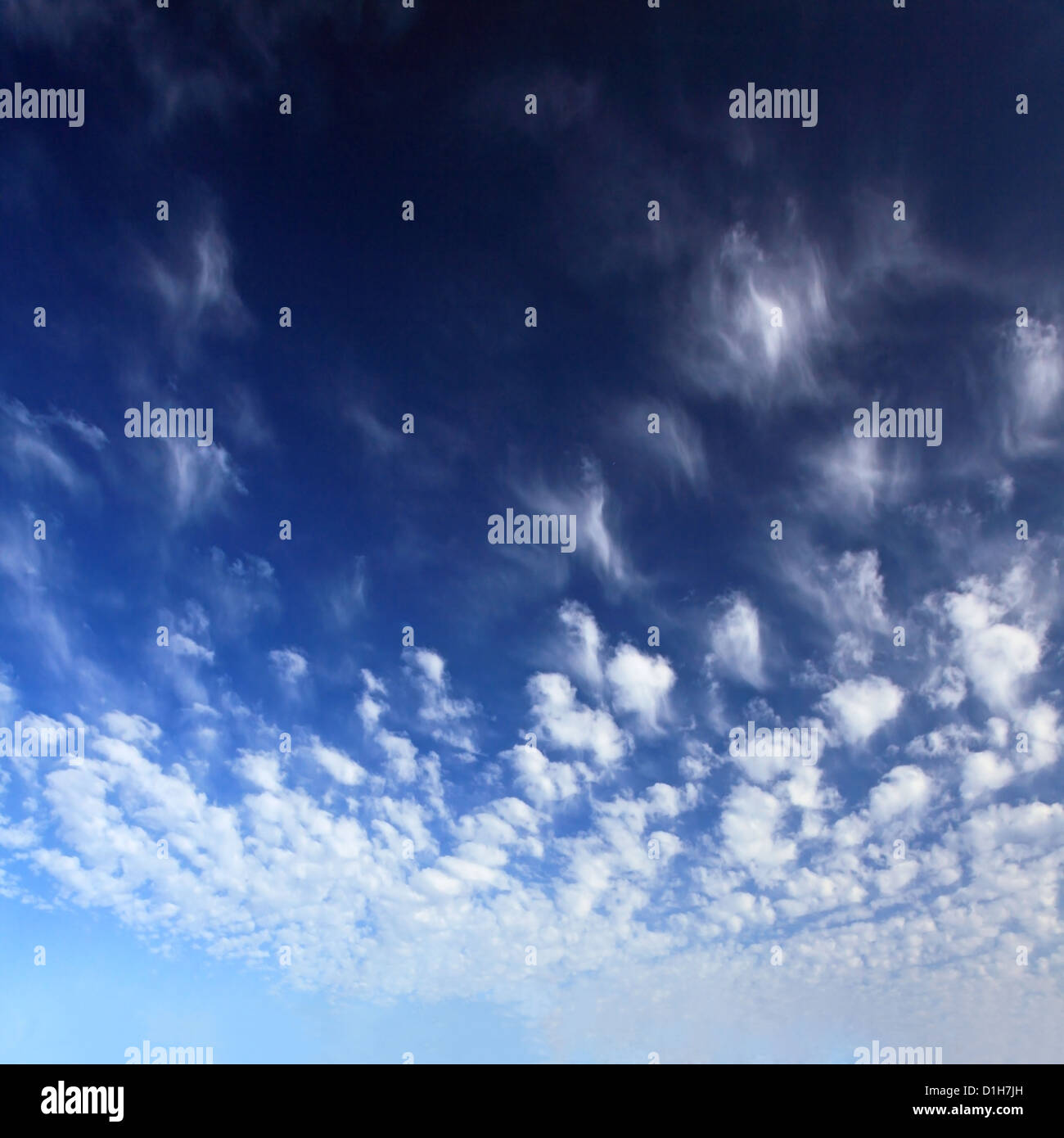 Blauer Himmelshintergrund. Quadratisches Format. Stockfoto