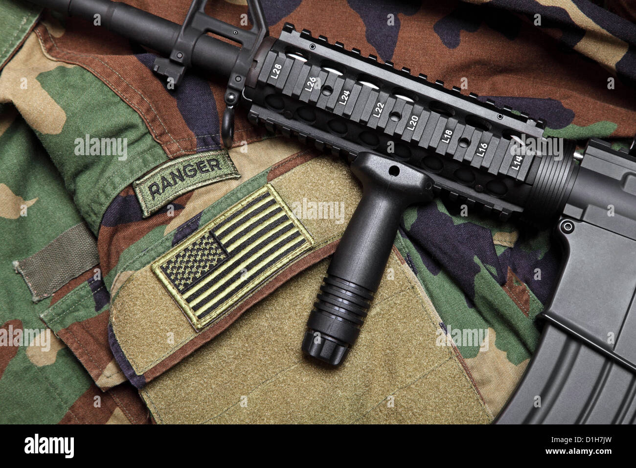 US Army Ranger Woodland Camo BDU mit der taktischen Carbine drauf. Stockfoto