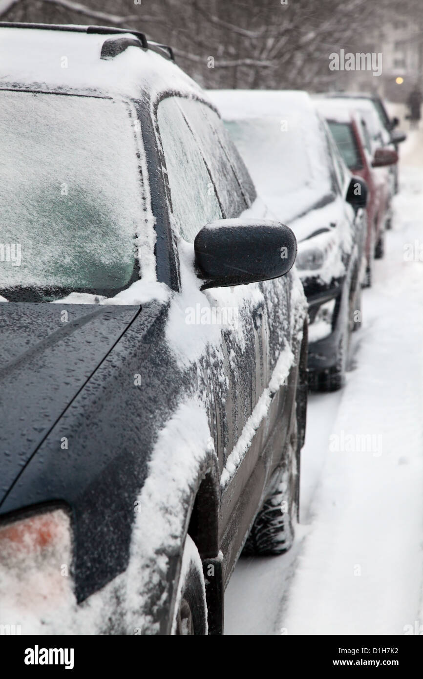 Winter in Europa. Schneebedeckte Autos. Vertikale Zusammensetzung. Stockfoto