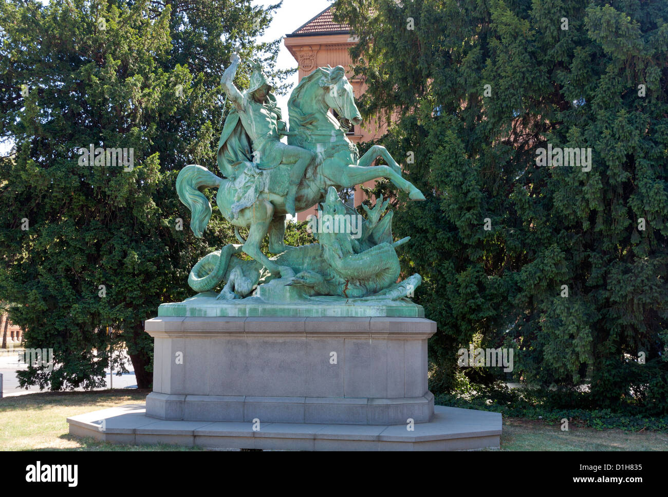 St. Georg tötet den Drachen Skulptur in Zagreb, Kroatien. Das Hotel liegt in der Nähe von Nationaltheater. Stockfoto