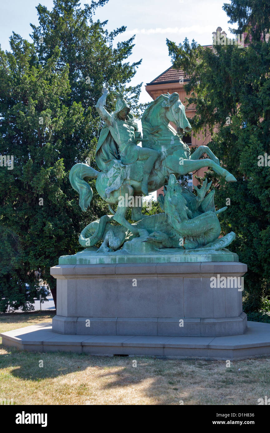 St. Georg tötet den Drachen Skulptur in Zagreb, Kroatien. Das Hotel liegt in der Nähe von Nationaltheater. Stockfoto