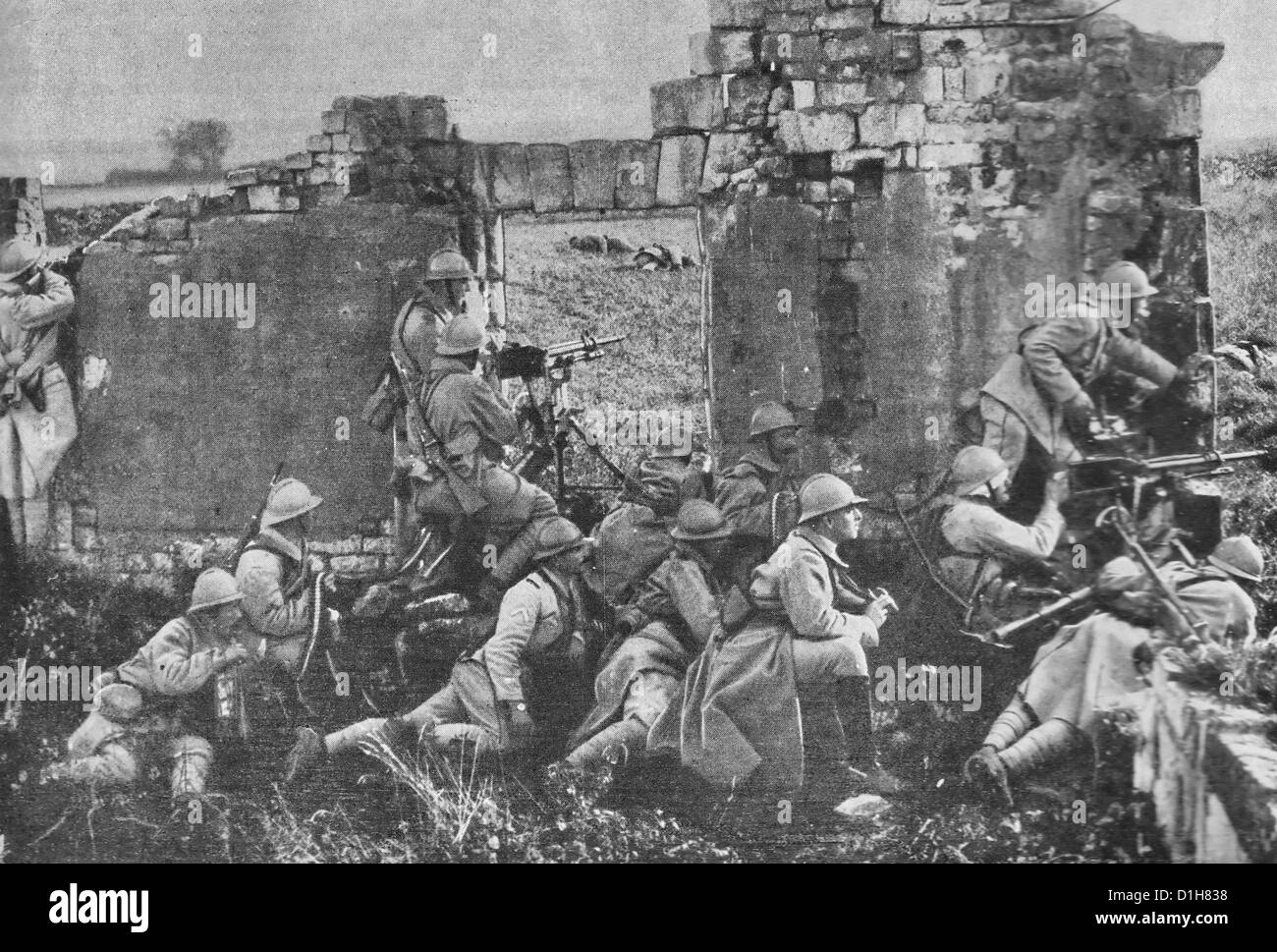 Maschinengewehre Auslauf Tod von zerstörten Kirche - französisches Bataillon übernimmt der zerstörten Kirche in Mancourt, an der Somme im ersten Weltkrieg Stockfoto