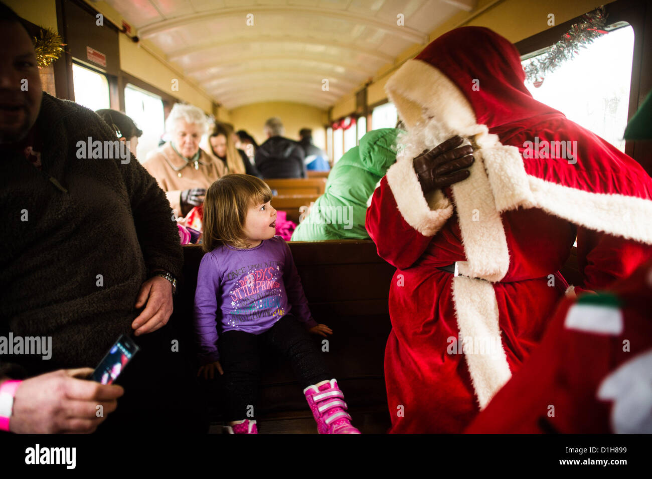 Samstag, 22. Dezember 2012. Aberystwyth Wales UK.  Nach einer Pause von mehr als 20 Jahren die "Santa Special" Weihnachten kehrt Ausflug die Vale des Rheidol Schmalspur-Dampfeisenbahn. Laufen vier Mal pro Tag am Wochenende vor Weihnachten, Familien haben kamen aus so weit weg wie Kent (über 200 Meilen), mit dem Zug zu reisen und um Santa Claus zu erfüllen. Foto © Keith Morris Stockfoto