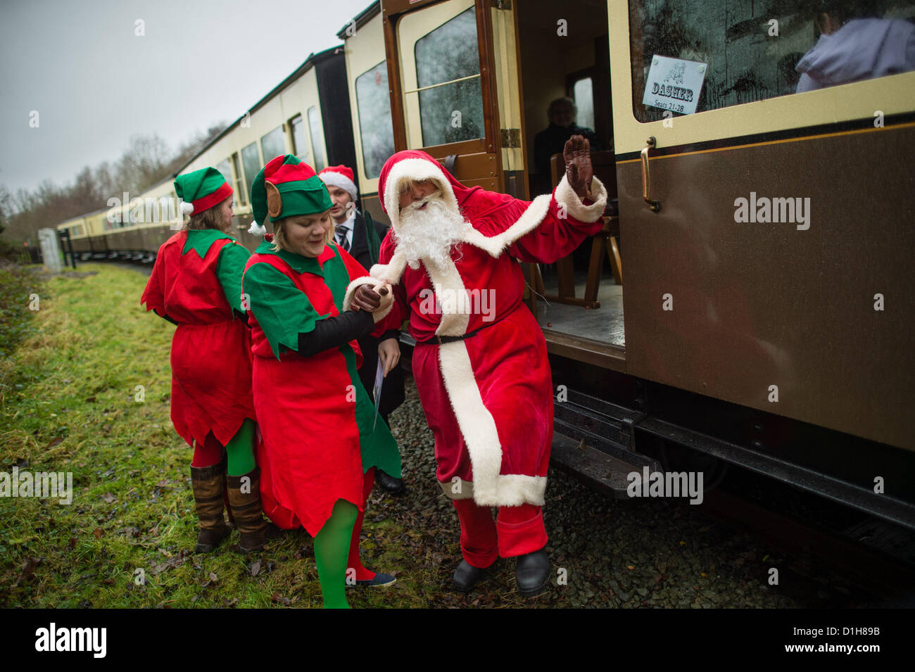 Samstag, 22. Dezember 2012. Aberystwyth Wales UK.  Nach einer Pause von mehr als 20 Jahren die "Santa Special" Weihnachten kehrt Ausflug die Vale des Rheidol Schmalspur-Dampfeisenbahn. Laufen vier Mal pro Tag am Wochenende vor Weihnachten, Familien haben kamen aus so weit weg wie Kent (über 200 Meilen), mit dem Zug zu reisen und um Santa Claus zu erfüllen. Foto © Keith Morris Stockfoto
