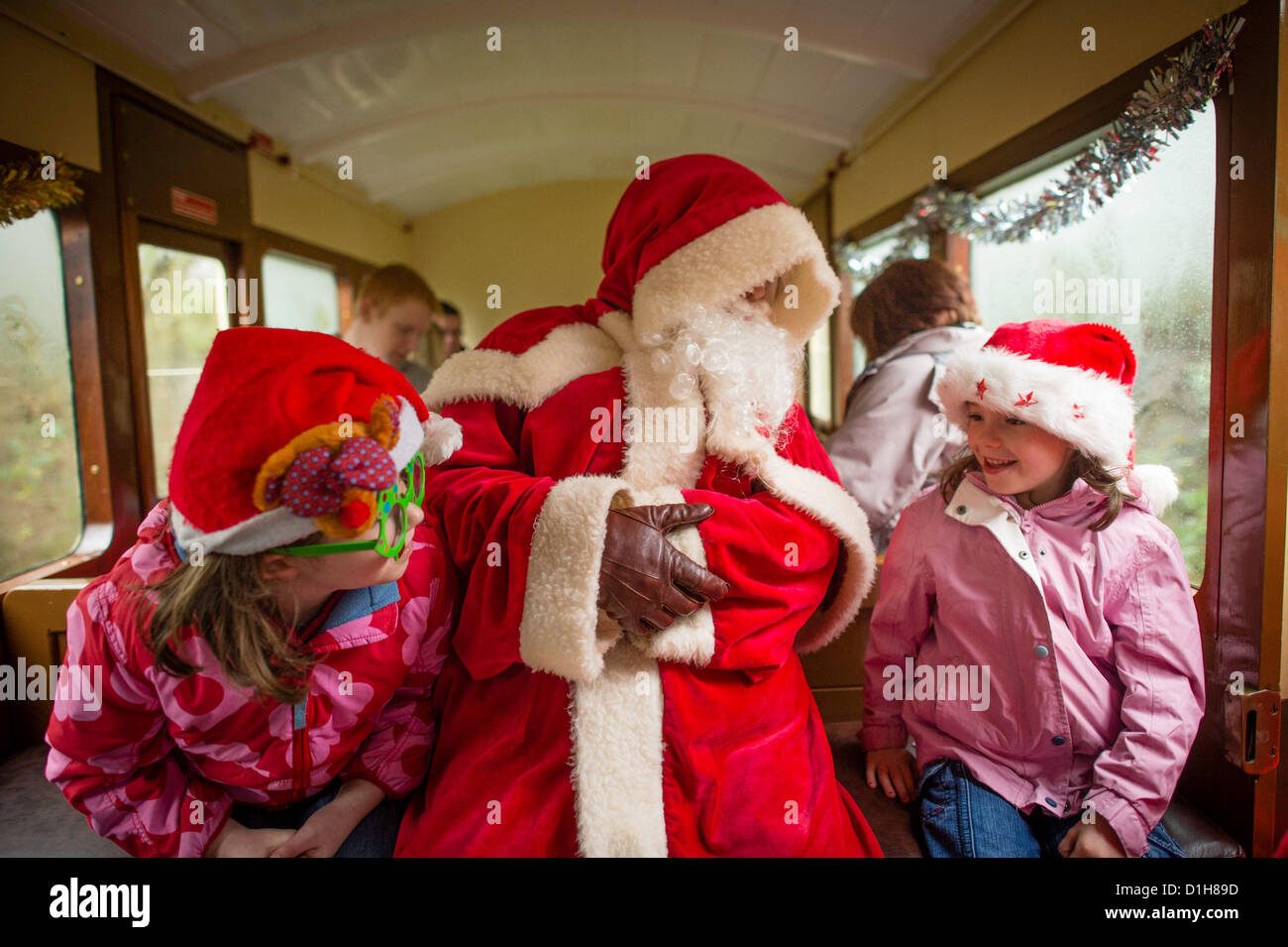 Samstag, 22. Dezember 2012. Aberystwyth Wales UK.  Nach einer Pause von mehr als 20 Jahren die "Santa Special" Weihnachten kehrt Ausflug die Vale des Rheidol Schmalspur-Dampfeisenbahn. Laufen vier Mal pro Tag am Wochenende vor Weihnachten, Familien haben kamen aus so weit weg wie Kent (über 200 Meilen), mit dem Zug zu reisen und um Santa Claus zu erfüllen. Foto © Keith Morris Stockfoto