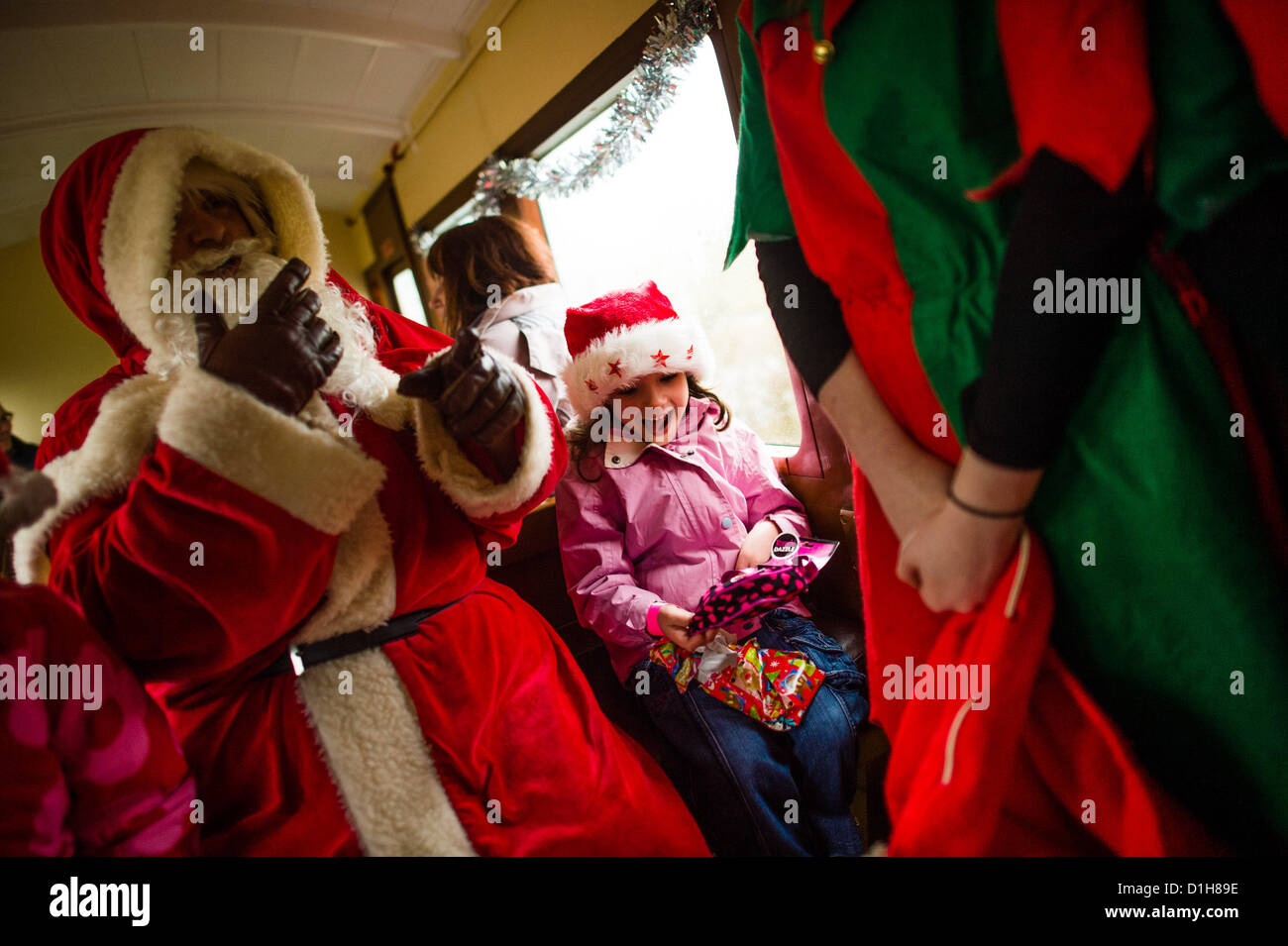 Samstag, 22. Dezember 2012. Aberystwyth Wales UK.  Nach einer Pause von mehr als 20 Jahren die "Santa Special" Weihnachten kehrt Ausflug die Vale des Rheidol Schmalspur-Dampfeisenbahn. Laufen vier Mal pro Tag am Wochenende vor Weihnachten, Familien haben kamen aus so weit weg wie Kent (über 200 Meilen), mit dem Zug zu reisen und um Santa Claus zu erfüllen. Foto © Keith Morris Stockfoto