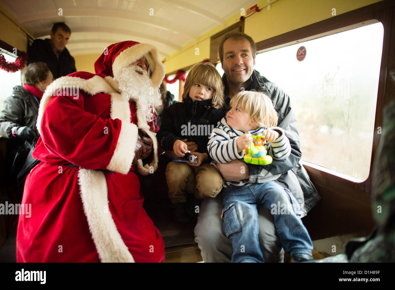 Samstag, 22. Dezember 2012. Aberystwyth Wales UK.  Nach einer Pause von mehr als 20 Jahren die "Santa Special" Weihnachten kehrt Ausflug die Vale des Rheidol Schmalspur-Dampfeisenbahn. Laufen vier Mal pro Tag am Wochenende vor Weihnachten, Familien haben kamen aus so weit weg wie Kent (über 200 Meilen), mit dem Zug zu reisen und um Santa Claus zu erfüllen. Foto © Keith Morris Stockfoto