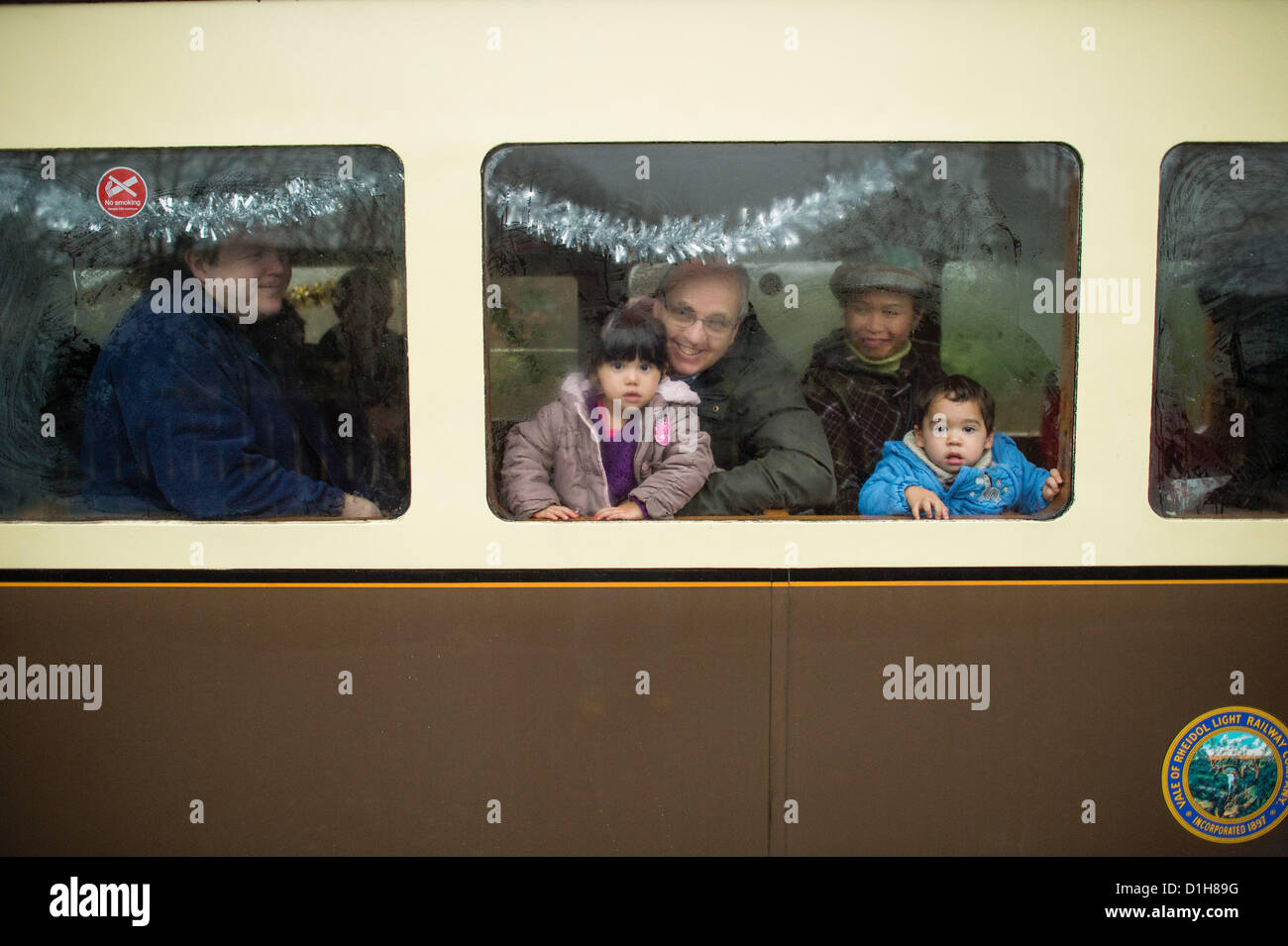Samstag, 22. Dezember 2012. Aberystwyth Wales UK.  Nach einer Pause von mehr als 20 Jahren die "Santa Special" Weihnachten kehrt Ausflug die Vale des Rheidol Schmalspur-Dampfeisenbahn. Laufen vier Mal pro Tag am Wochenende vor Weihnachten, Familien haben kamen aus so weit weg wie Kent (über 200 Meilen), mit dem Zug zu reisen und um Santa Claus zu erfüllen. Foto © Keith Morris Stockfoto