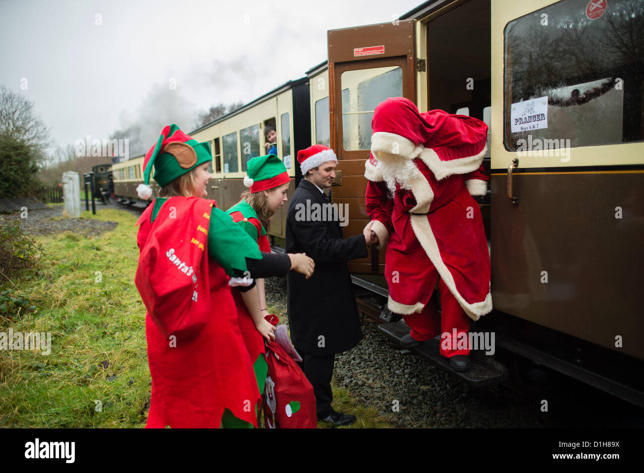 Samstag, 22. Dezember 2012. Aberystwyth Wales UK.  Nach einer Pause von mehr als 20 Jahren die "Santa Special" Weihnachten kehrt Ausflug die Vale des Rheidol Schmalspur-Dampfeisenbahn. Laufen vier Mal pro Tag am Wochenende vor Weihnachten, Familien haben kamen aus so weit weg wie Kent (über 200 Meilen), mit dem Zug zu reisen und um Santa Claus zu erfüllen. Foto © Keith Morris Stockfoto