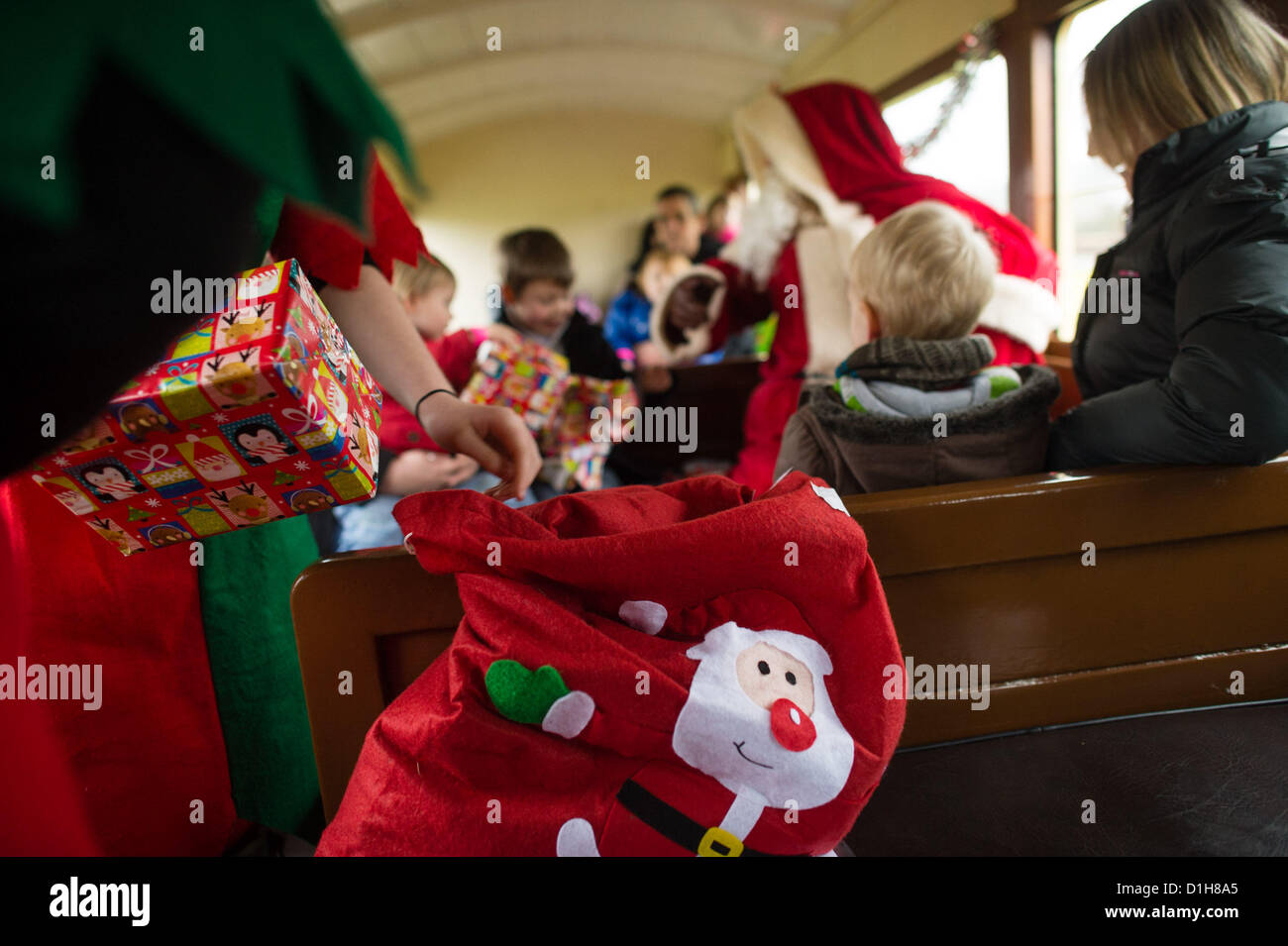 Samstag, 22. Dezember 2012. Aberystwyth Wales UK.  Nach einer Pause von mehr als 20 Jahren die "Santa Special" Weihnachten kehrt Ausflug die Vale des Rheidol Schmalspur-Dampfeisenbahn. Laufen vier Mal pro Tag am Wochenende vor Weihnachten, Familien haben kamen aus so weit weg wie Kent (über 200 Meilen), mit dem Zug zu reisen und um Santa Claus zu erfüllen. Foto © Keith Morris Stockfoto