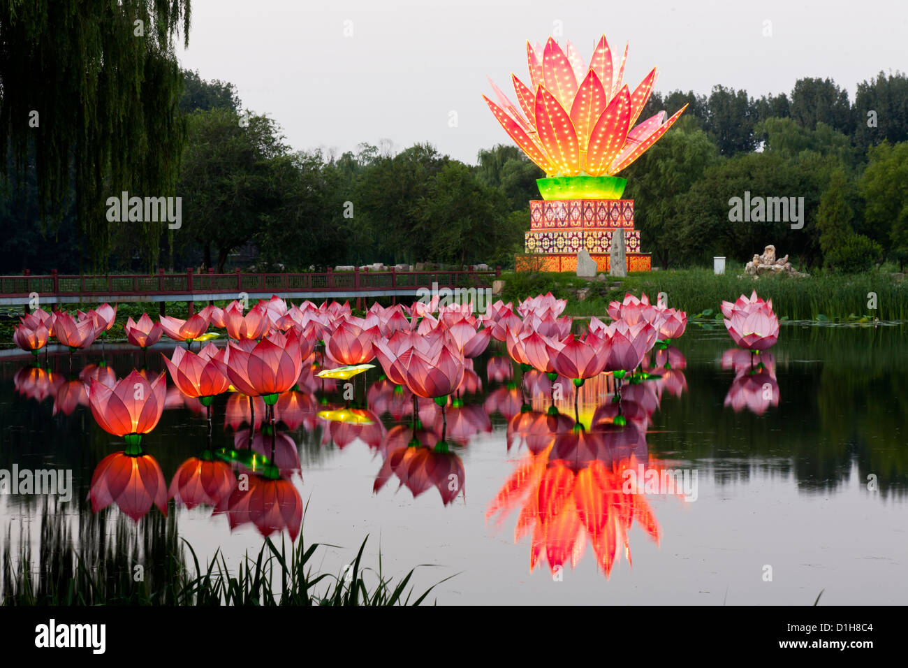 Festival Lotus Laternen mit Spiegelung auf dem Wasser schwimmt Stockfoto
