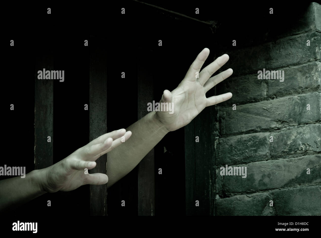 Gefangenen Hände ausstrecken von Gittern Stockfoto