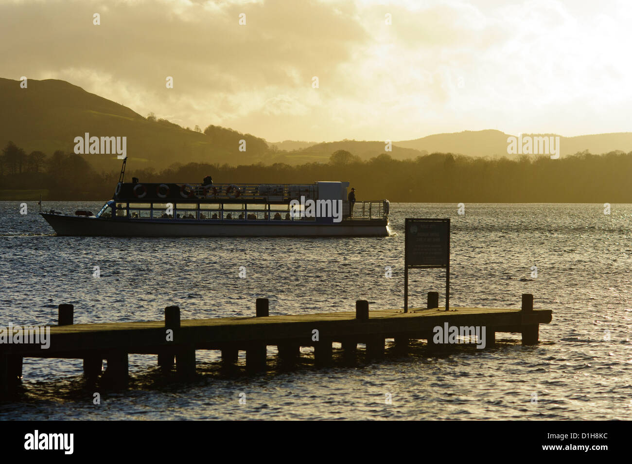 Eine Seenplatte Freude Cruiser zieht sich aus Ambleside im Lake District Stockfoto